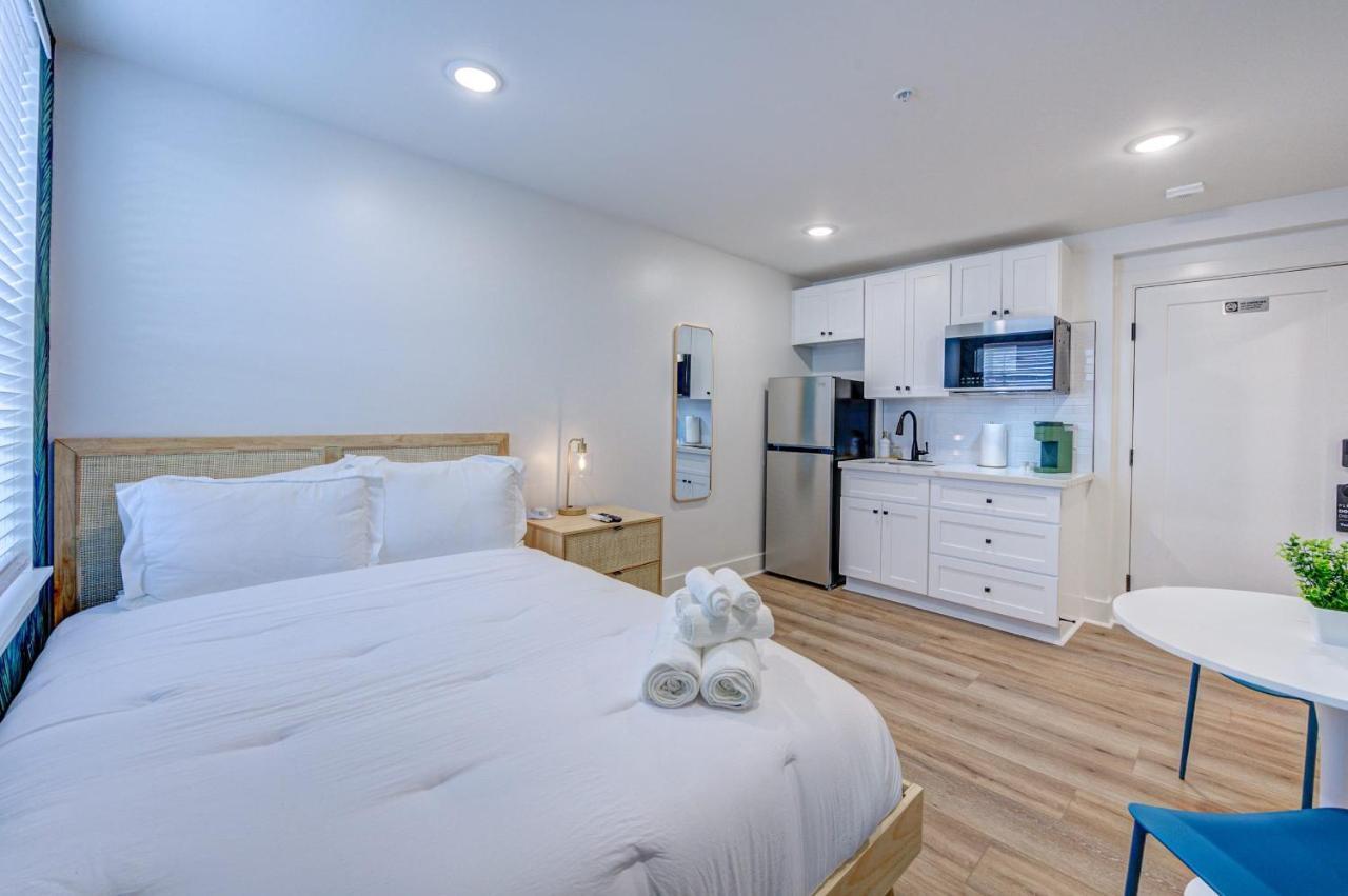 Roaring Tigers Studio Apartment Галвестон Экстерьер фото